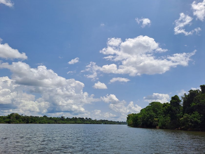 Wolken worden gevormd en be&iuml;nvloed door het regenwoud en de aanwezigheid van de Uatum&atilde;-rivier.
