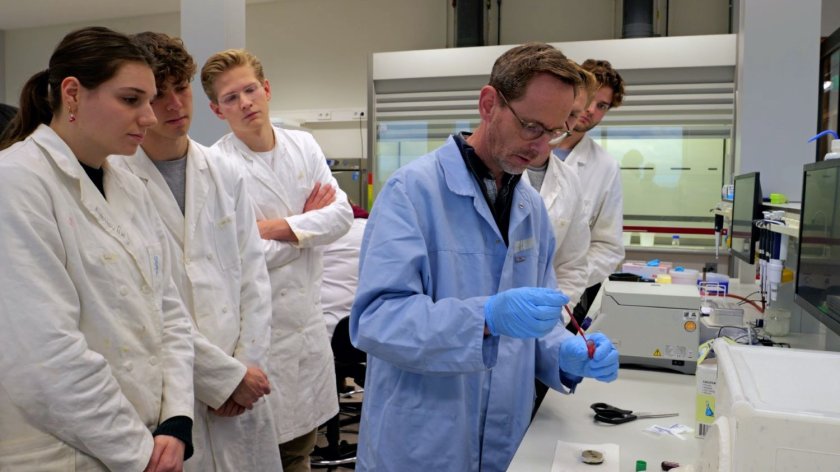 Professor Sander Koenraadt in het lab met studenten (Foto: WUR)