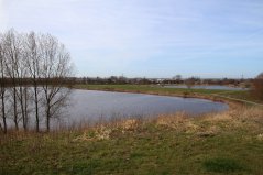 Overzicht over de Klinkenbergerplas vanaf de oostzijde. Op de voorgrond een deel van de grote plas en rechtsboven de kleine plas.